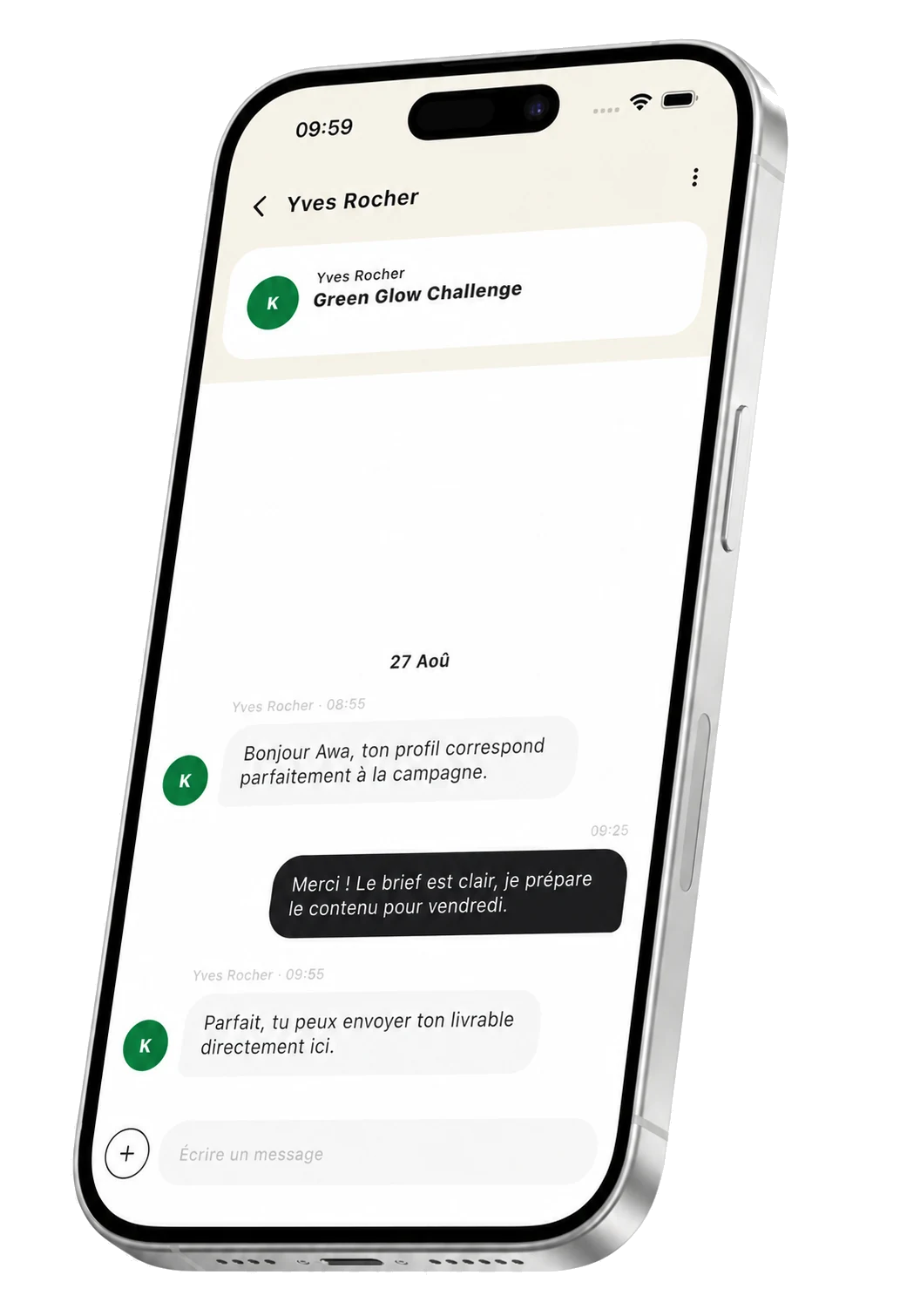 Téléphone Kollabs affichant une conversation de collaboration avec une marque.